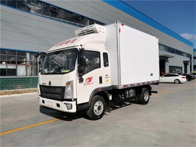 國六 重汽豪沃4.2米排半冷藏車(chē)